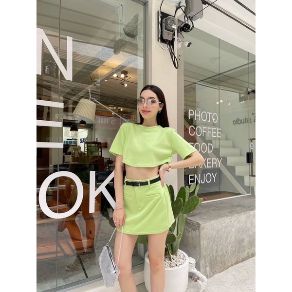🌷 #onseason   เซต3ชิ้น เสื้อครอปแขนสั้น มาคู่กระโปรงสั้น แต่งกระเป๋าหน้า