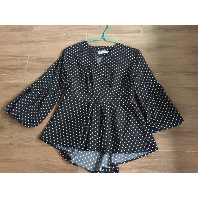 เสื้อแฟชั่นสีดำลายจุดงานป้าย Sugario