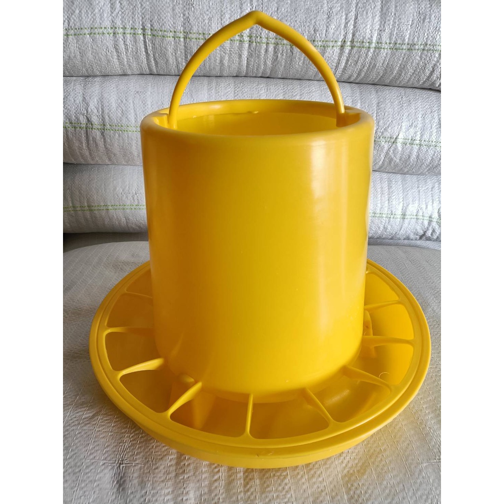 ถังอาหารไก่ขนาดใหญ่ มีช่องป้องกันไก่เขี่ย ใส่อาหารได้8-10กก. ที่ใส่อาหารไก่ ที่ให้อาหารไก่ - รูปที่ 5