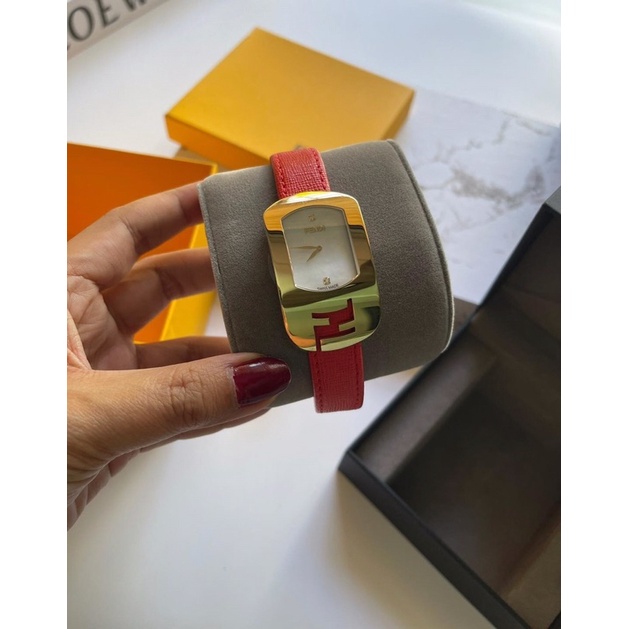 🦋สินค้าพร้อมส่ง🦋  New🍥FENDI Chameleon Watch ✨✨ หน้าปัดขาวมุก ขอบทอง ขนาด 29mm. 💎 ฝังเพชรแท้ 🍊 สายหนั
