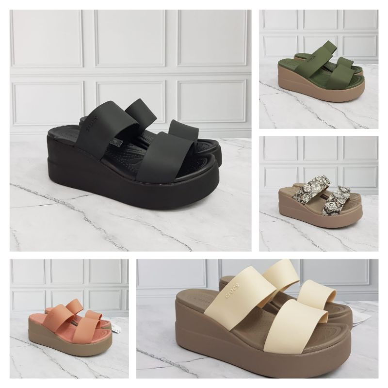 Crocs Brooklyn Mid Wedges Sandals/รองเท้าแตะผู้หญิง/รองเท้าแตะส้นเตารีด