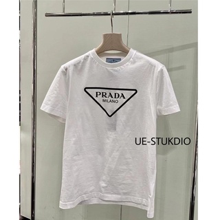 เสื้อยืดแขนสั้น พิมพ์ลายโลโก้ Prada Inverted ทรงสามเหลี่ยม สําหรับผู้ชาย และผู้หญิง