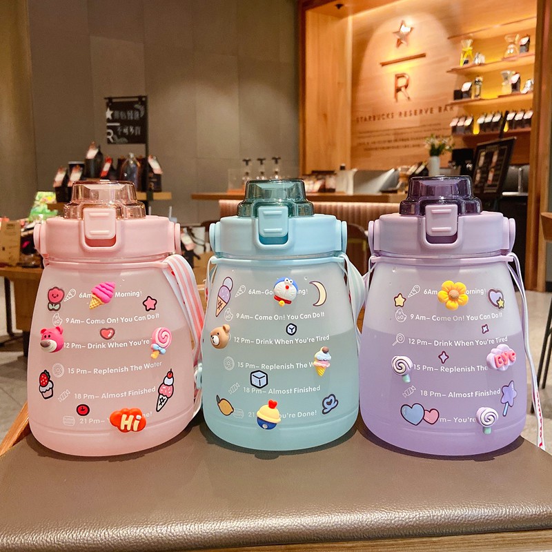 ขวดน้ำ กระบอกน้ำ 1400 ml ขวดน้ำพกพา มีสายสะพาย+หลอดซิลิโคน สไตล์มินิมอล เก๋ๆ น่ารัก แถมฟรี!!!สติ๊กเกอร์แบบสุ่มลายน่ารักๆ