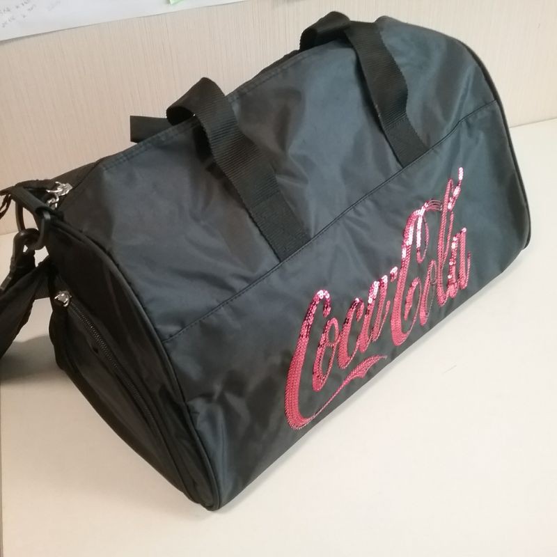 กระเป๋าสะพายเดินทางปัก Coca Cola