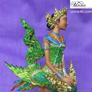 ตุ๊กตานางรำ โนราห์ หรือมโนราห์ ผู้หญิงสวมชฎา ท่านั่ง เรซิ่น ชุดสีเขียว handpainted Thai souvenirs magnet