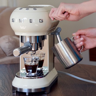 SMEG ECF01 เครื่องชงกาแฟกึ่งอัตโนมัติ Small All-in-One Milk Foaming Steam