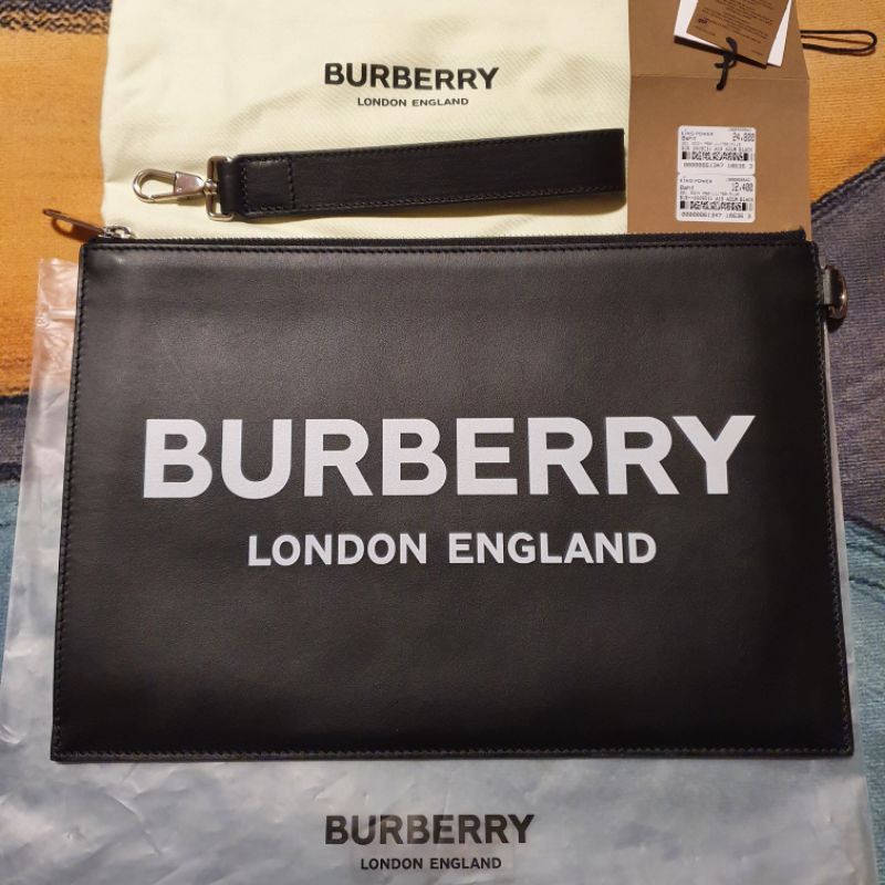 New แท้ ปี 2022 Burberry Zip Pouch Black Leather กระเป๋าถือ Burberry London England