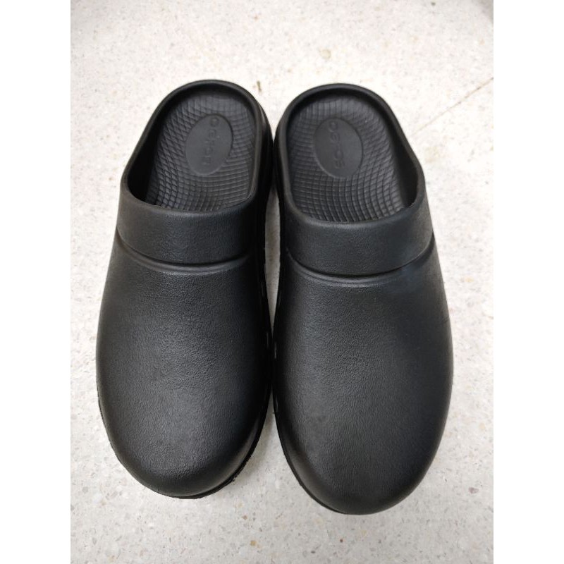 รองเท้า oofos มือสอง