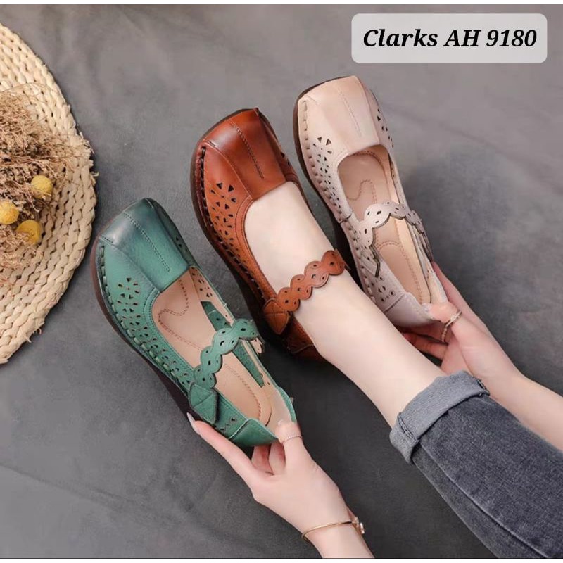 Clarks รองเท้าหนัง สําหรับผู้หญิง AH 9180 Wedges