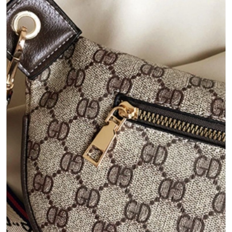 ลดพิเศษ (จัดส่งทันที) กระเป๋าคาดอกผญ กระเป๋าคาดเอวผญ งานสวยตรงปกหนังดีมีซิปหลัง