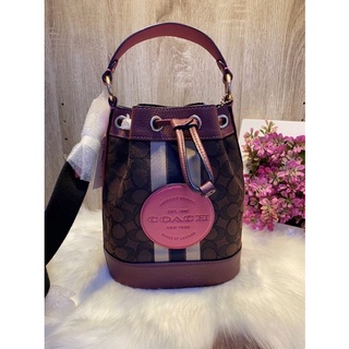NEW Coach จีบสีแดงเข้ม พร้อมส่ง💥💥#ครอสบอดี้  รุ่นใหม่ล่าสุด  DEMPSEY BUCKET BAG 19 IN SIGNATURE JACQUARD