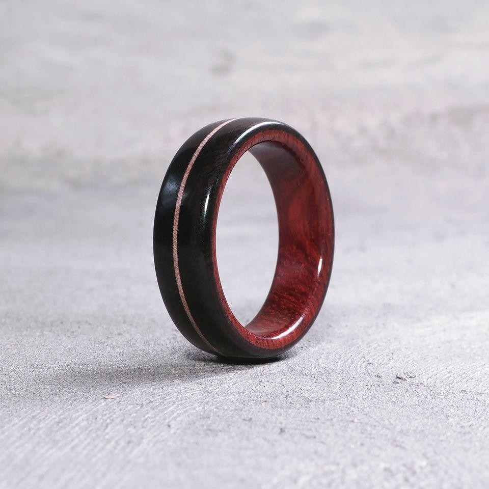 แหวนไม้ลายเส้นตัด middle line wooden ring  By udomsukmade