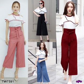 👗Pfashion [ส่งไว!!🚛] P7591 Set 2 ชิ้น เสื้อเว้าไหล่ระบาย + กางเกง 6 ส่วน  Set of 2 pieces, off-shoulder top +