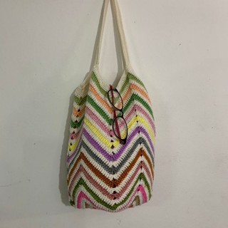 กระเป๋าถักสลับหลายสีใบขนาดกลาง