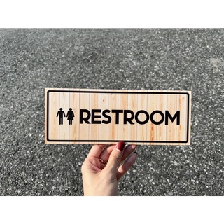 แผ่นป้ายพลาสวูดติดสติ๊กเกอร์ RESTROOM ลายไม้ สำหรับติดผนังกำแพง ประตู