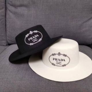 หมวกปีกกว้าง Prada hat
Hi-end ป้ายแทคครบ