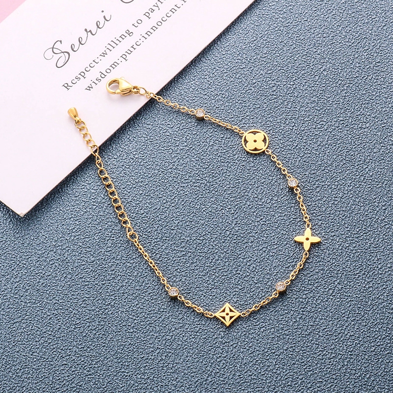 แฟชั่น Lucky Four-Leaf Clover Diamond-Studded สร้อยข้อมือเหล็กไทเทเนียมหญิงหรูหราประณีตสแตนเลสชุบ 18K Gold