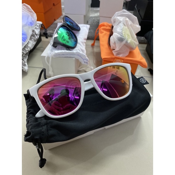 CLERANCE OLDSTOCK ️ ️HAWKERS แว่นกันแดด สีขาว สีม่วง