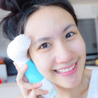 Aom brush ชุด แปรงล้างหน้า ช่วยทำความสะอาดผิวหน้า แถมฟรี หัวแปรง 2 ชิ้น