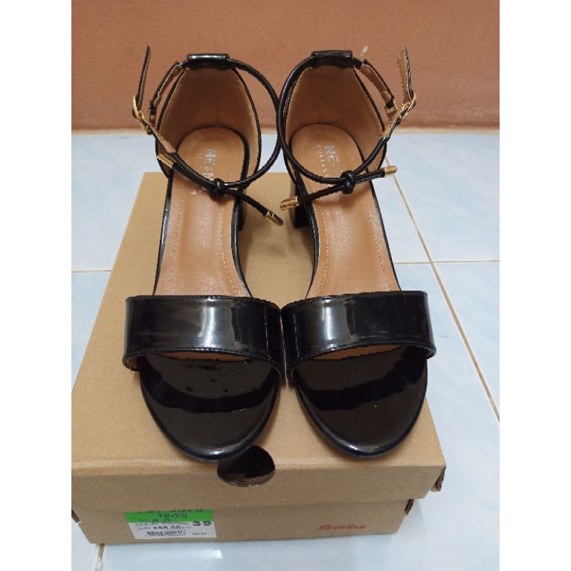 รองเท้า แบรนด์ NE&NA มือสองสภาพใหม่ใส่แค่ครั้งเดียวสวยมาก