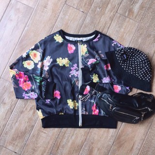 [ เสื้อแจ็คเก็ตสีดำ พิมพ์ลายกราฟฟิกรูปดอกไม้ ]