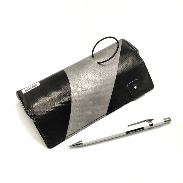 กระเป๋าดินสอ Freitag รุ่น F240 Art ผ้าสีเงินสกรีนสีดำ มือ 1