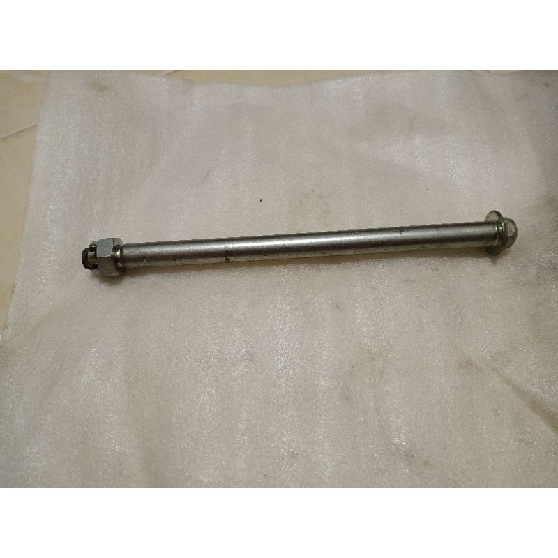 แกนล้อหน้านินจา250/300,z250/300(ของแท้)มือสองพร้อมน็อต