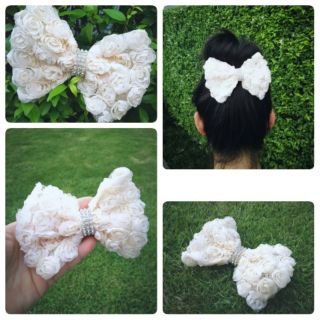 โบว์ใหญ่ ผ้า 3D ลายกุหลาบสีครีมสวยหวานประดับเพชร