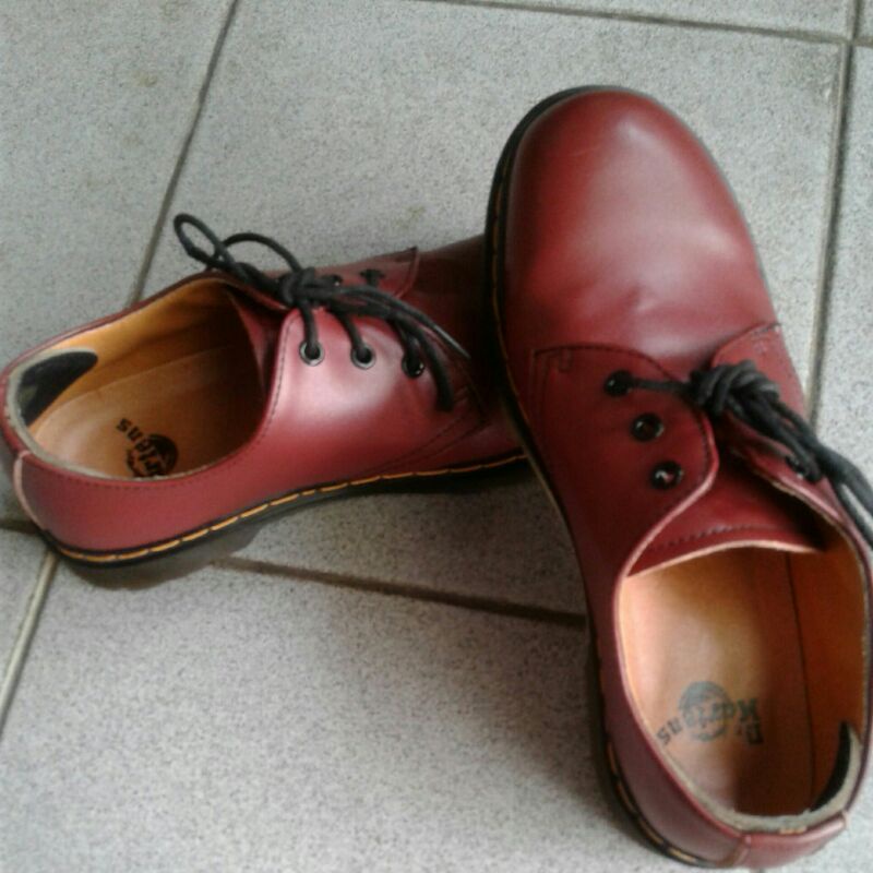 รองเท้าหนังมือสองสภาพเยี่ยม ยี่ห้อ Dr.Martin สีไวน์ ขนาด EU:41