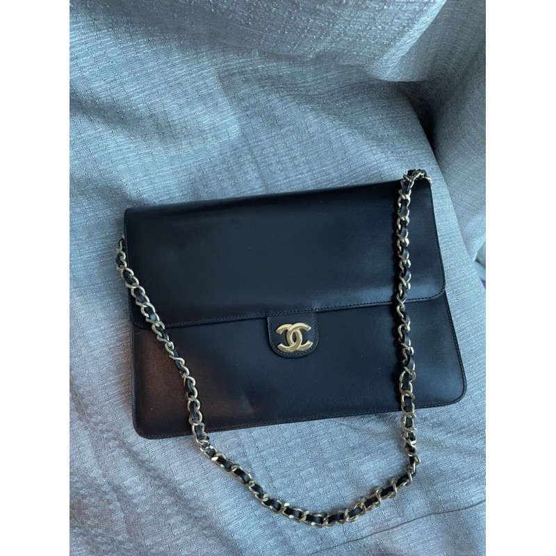 Used Chanel flap bag vintage 10” สีน้ำตาลเข้ม อะไหล่ทอง สภาพดี มีร่องรอยการใช้งานทั่วไป ไม่มีตำหนิหนักค่ะ สภาพเดิมๆค่า