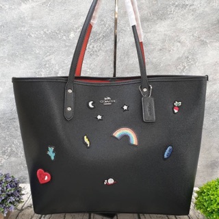 COACH CITY TOTE WITH SOUVENIR EMBROIDERY (COACH F25798)