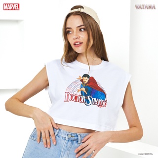 VATANA - เสื้อโอเวอร์ไซส์ครอปแขนกุด สีขาว พิมพ์ลาย DOCTOR STRANGE IN THE MULTIVERSE OF MADNESS