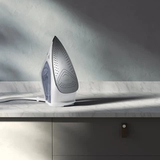 Electrolux เตารีดไอน้ำ กำลังไฟ 2400 วัตต์ Refine 700 รุ่น E7SI1-60WB สีขาว-เทา