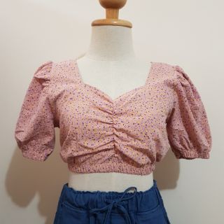 D43 - เสื้อครอปสั้นลายดอกไม้เล็กๆ สีชมพู