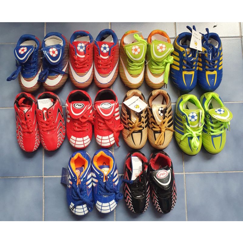 ส่งไวมาก รองเท้าสตั๊ดเด็กและผู้ใหญ่ ไซค์25-45มีหลายสี เลือกได้นะคะ