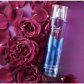 Bath And Body Works  Signature Collection " DARK KISS   Fragrance Mist 236ml.กลิ่นหอมผู้หญิงที่เซ็กซี่ เย้ายวนชวนหลงใหล