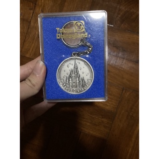 (แท้มือ2 ตัวกล่องมีริ้วรอย) พวงกุญแจ Tokyo Disneyland Cinderella Castle Medal Keychain Grand Opening 1983