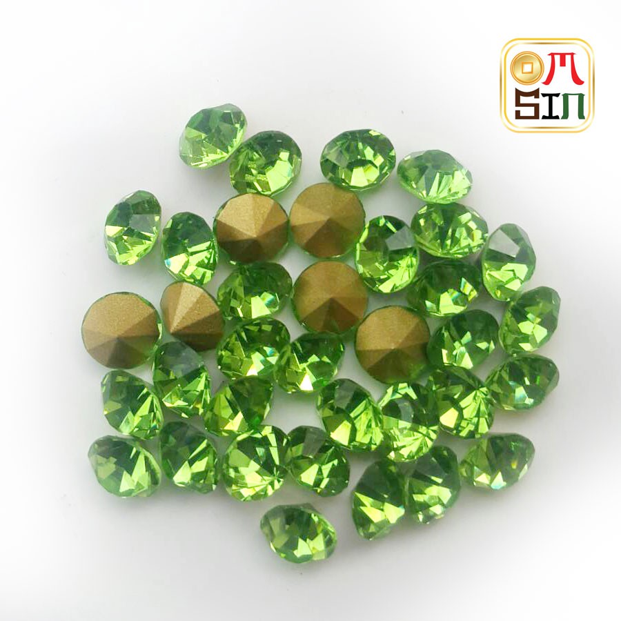 Omsin เพชรก้นแหลม เพชรอะคริลิค  เหลี่ยมกลม ขนาด 8 มิล สีเขียว จำนวนชุดละ 30 เม็ด
