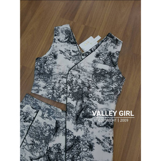 Valley Girl เสื้อ+กางเกงขาสั้น เซตนี้ลายผ้าสวยมากไฮสุดเสื้อเปนทรงสั้นข้างยาวข้าง มาคุ่กับกางเกงขาสั้น ทรงสวยเป้ะ