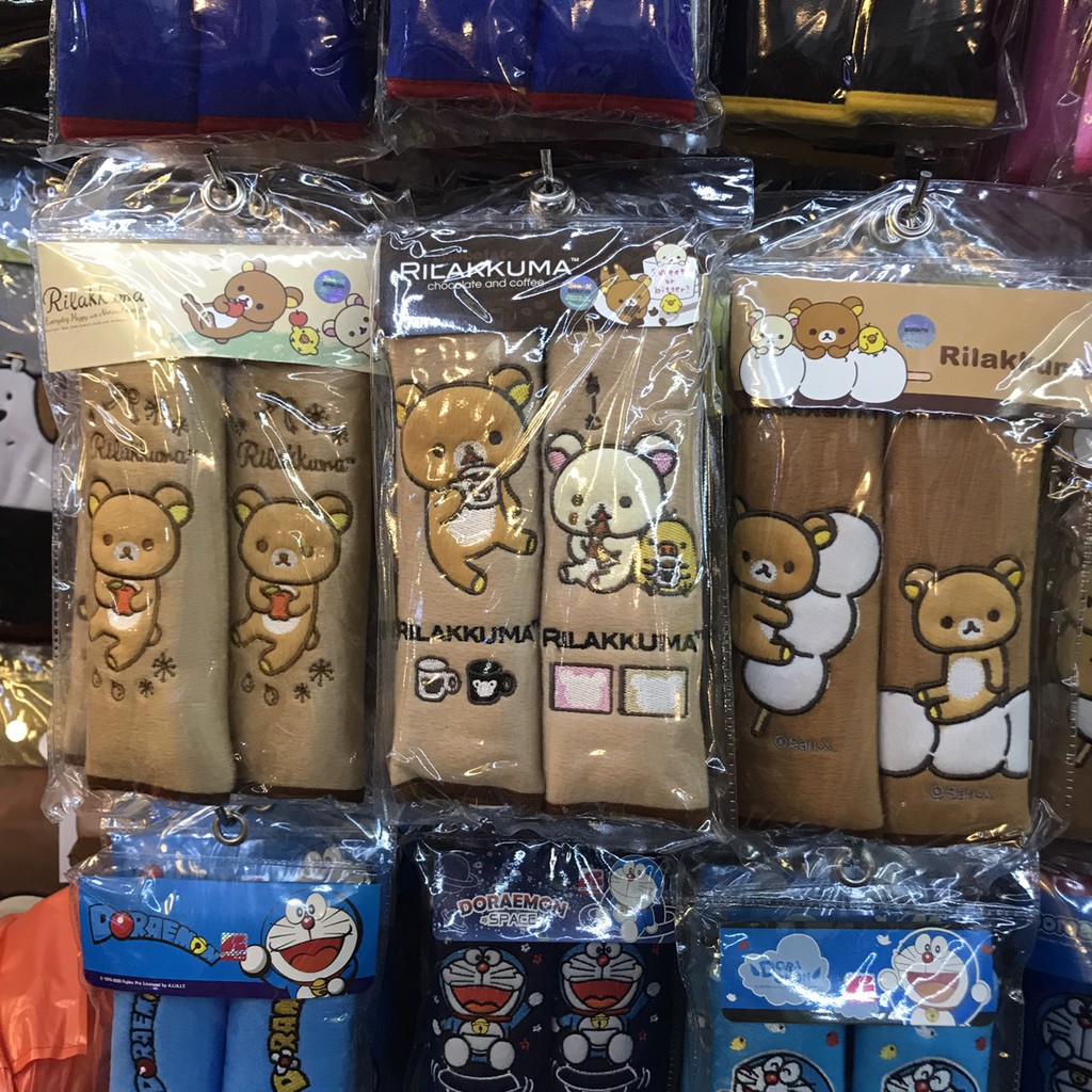 หุ้มเบลท์ รถยนต์ แบบผ้า ลาย Rilakkuma ริระคุมะ 1 คู่ หุ้มเบลล์รถยนต์ สายหุ้มเบลท์ มือจับตู้เย็น หุ้มหูกระเป๋า