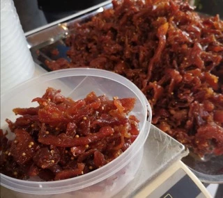 หมูสวรรค์ลูกผักชีชิ้นเล็ก เนื้อนุ่ม หอมเครื่องเทศ รสกลมกล่อม คัดสรรเนื้อหมูคุณภาพดี ไม่ติดมัน พร้อมส่ง