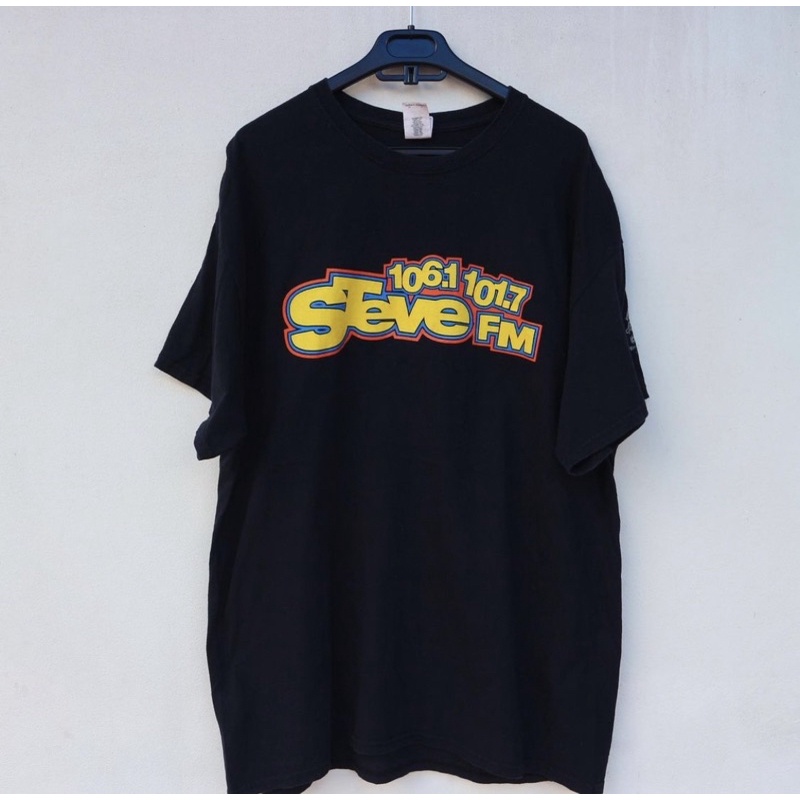 เสื้อยืดมือสอง สีดำ ลาย ''Steve FM'' 106.1/101.7 FM