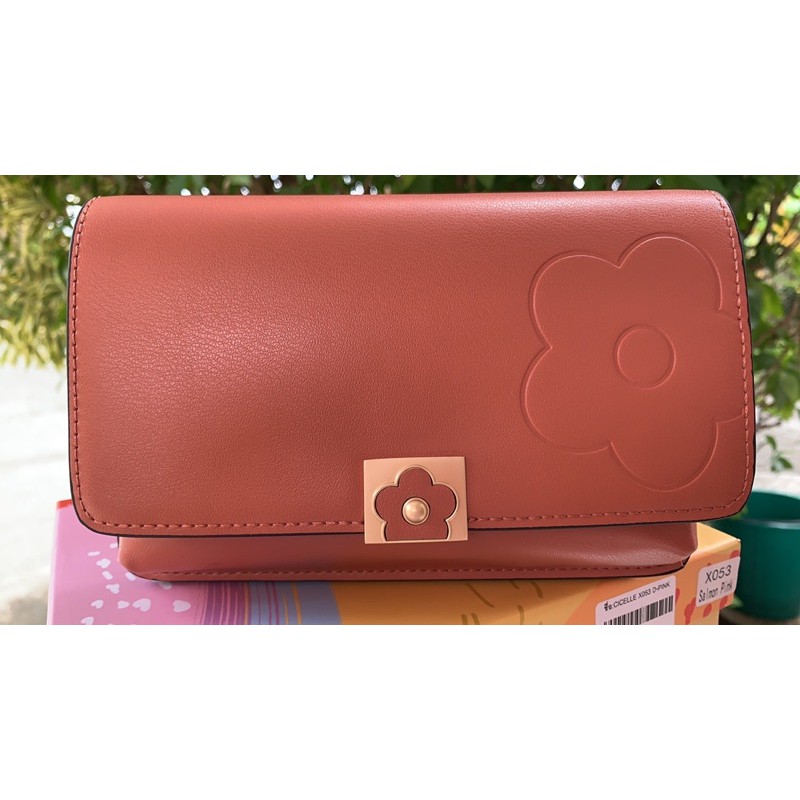 (พร้อมส่ง)‼️กระเป๋าสะพายข้างหน้าดอก CLCELLE👝