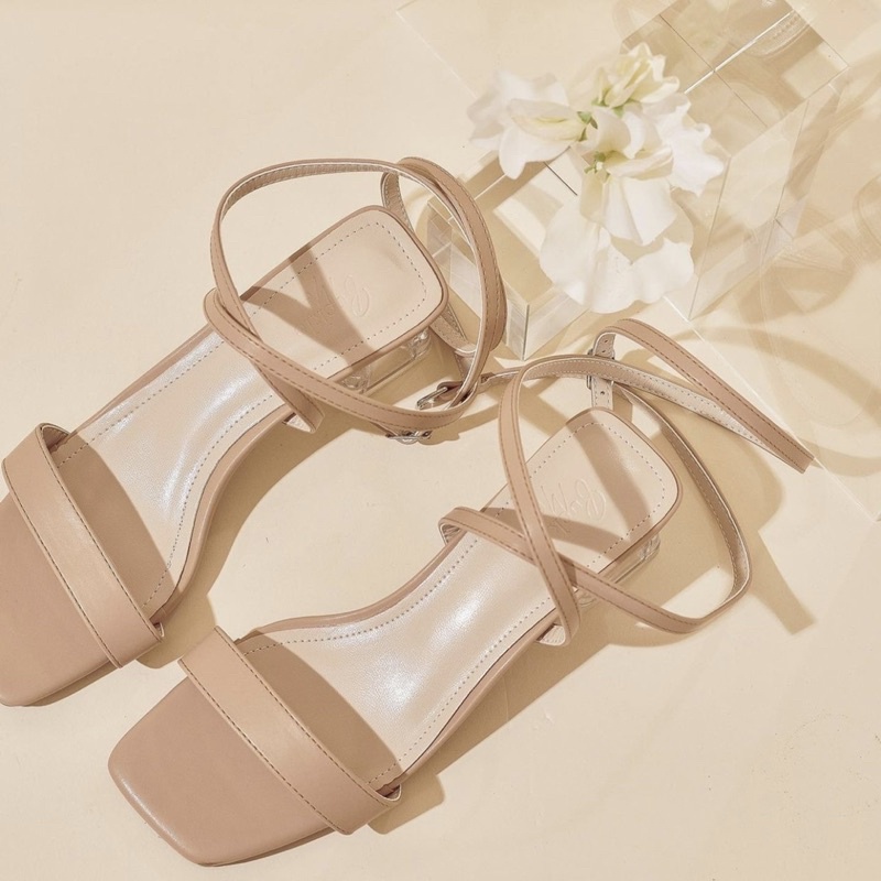 รองเท้าส้นแก้ว รองเท้าส้นสูง จากร้าน buckle me