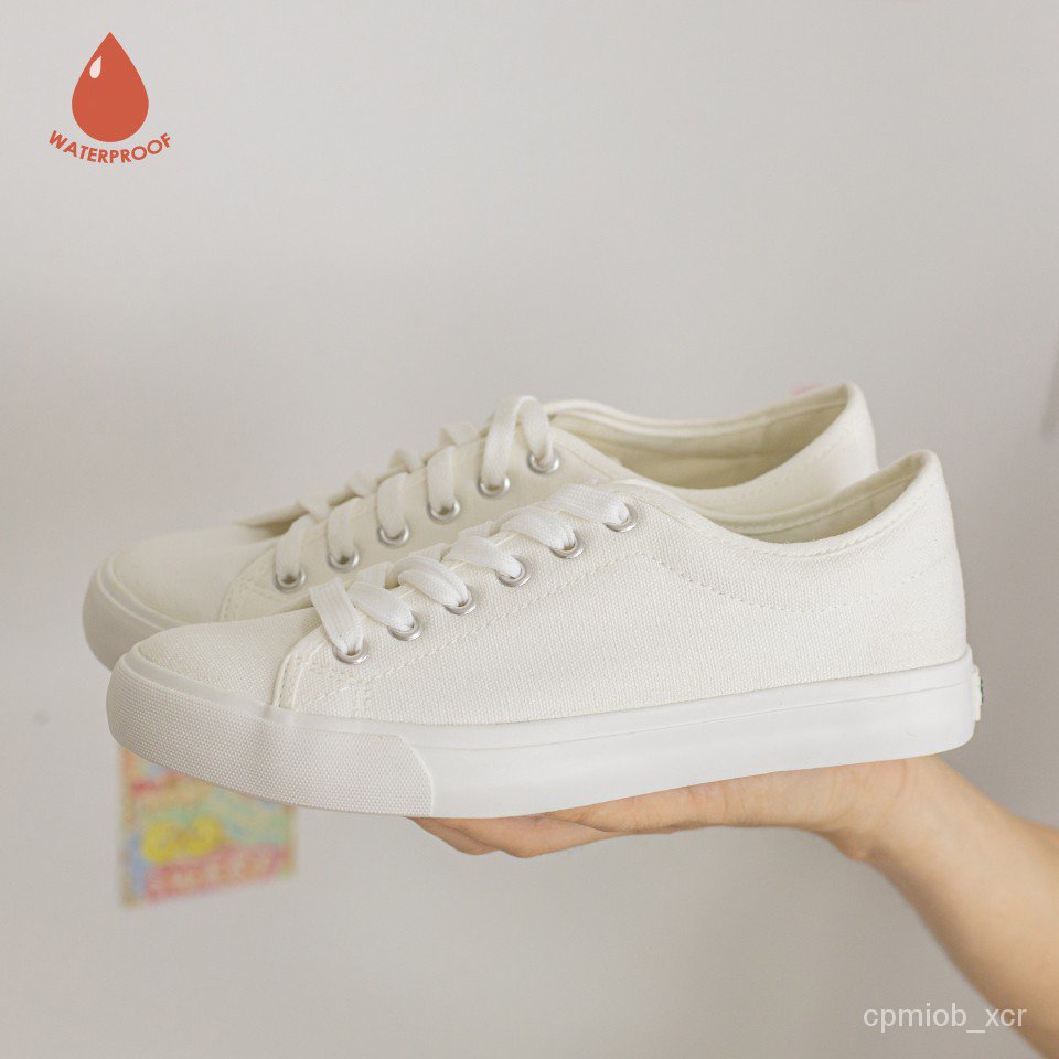 ฟรีค่าส่ง  Kim&Co. รองเท้าผู้ชาย รองเท้าผ้าใบกันน้ำ รุ่น KF007M - สีขาว(WHITE) HpiM