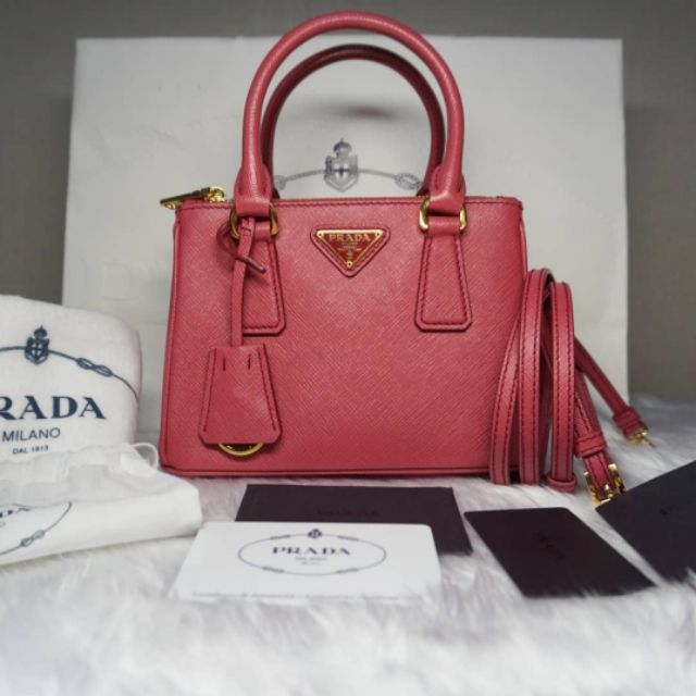 ♥️"Unused"♥️
Prada Saffiano mini 20 yr2017​