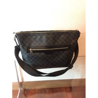 Louis Vuitton Damier Graphite Mick MM used like new authentic sale สภาพดี​ ไม่มีตำหนิหนักคะ สะอาดหนังแข็ง​ มี ใบเดียวค่ะ