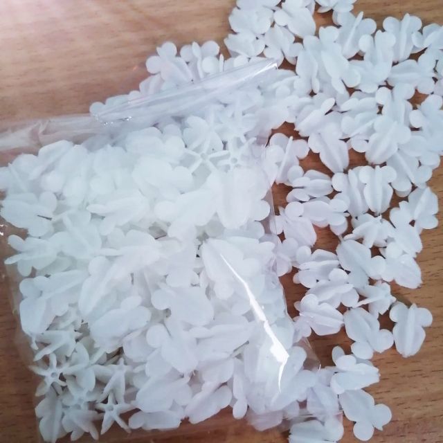 ดอกรักพลาสติก​ สีขาว​ 100​ ชิ้น