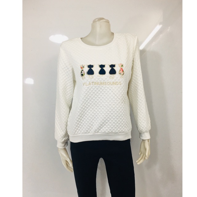 ใครเป็นวัยรุ่นจัดไปก่อนหมดเสื้อแขนยาวปักด้านหน้าดูขาวสะอาดตามากใส่แล้วดูผู้ดี้ผู้ดีใส่ได้กับกางเกงหรือกระโปรงทุกรูปแบบ