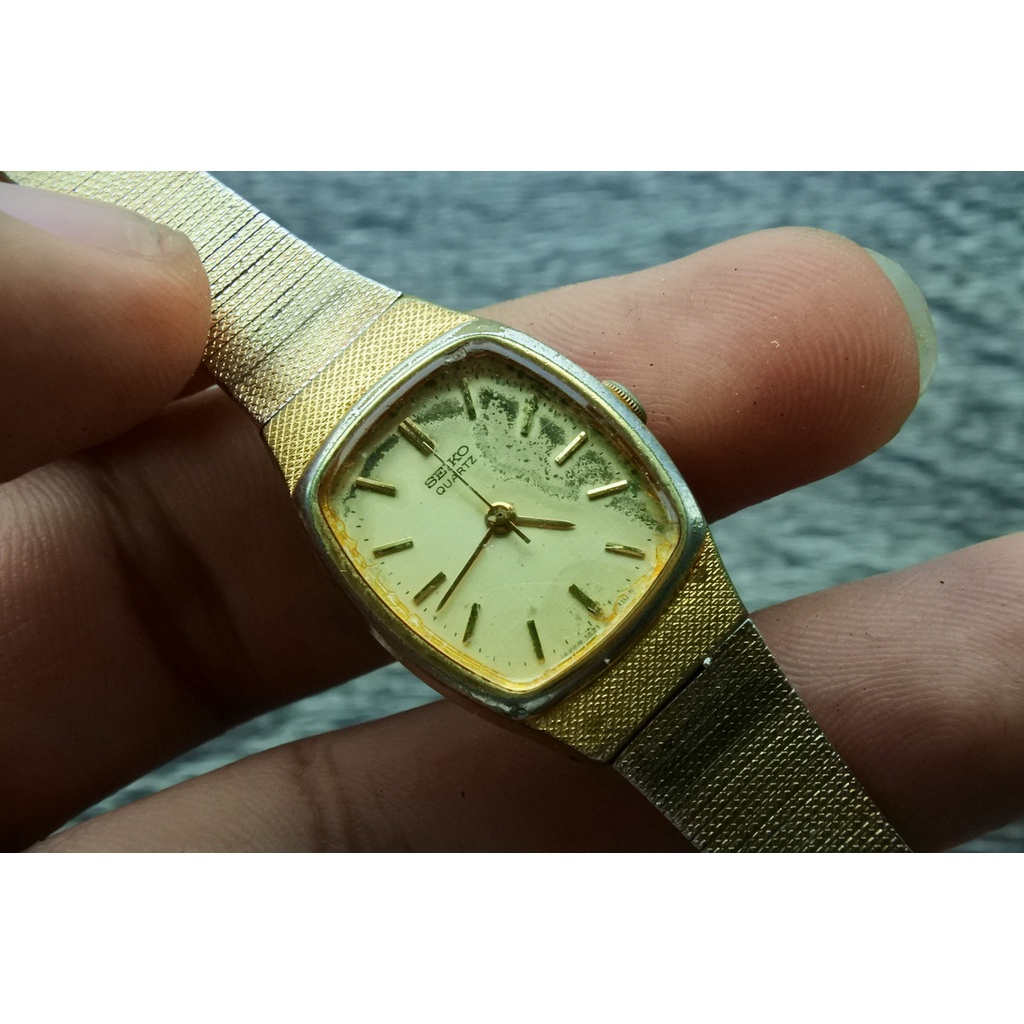 นาฬิกา Vintage มือสองญี่ปุ่น SEIKO ระบบ Quartz ผู้หญิง ทรงกลม กรอบเงิน หน้าทอง หน้าปัด 35mm